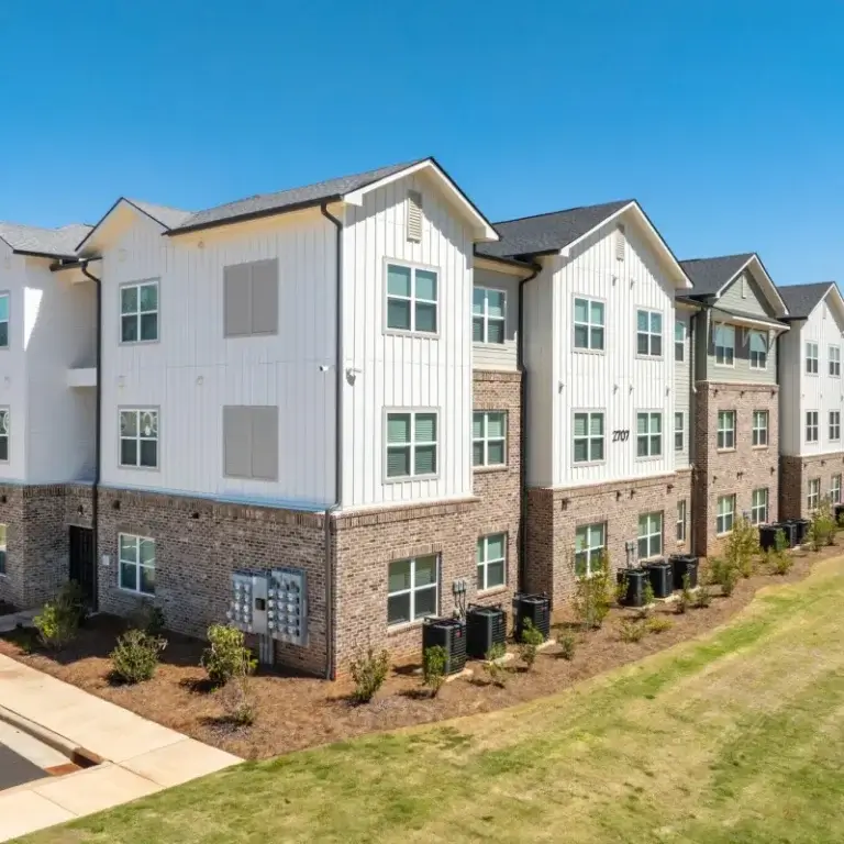 view of building elevation on a sunny day at Pointe River apartments in Albany GA